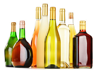 瓶上白色孤立的什錦含酒精飲料 品味、文化與社交的交融