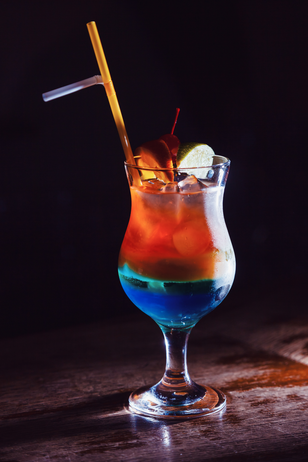 酒吧雞尾酒中的點睛之筆 酒精飲料與櫻桃、酸橙片、檸檬的完美邂逅